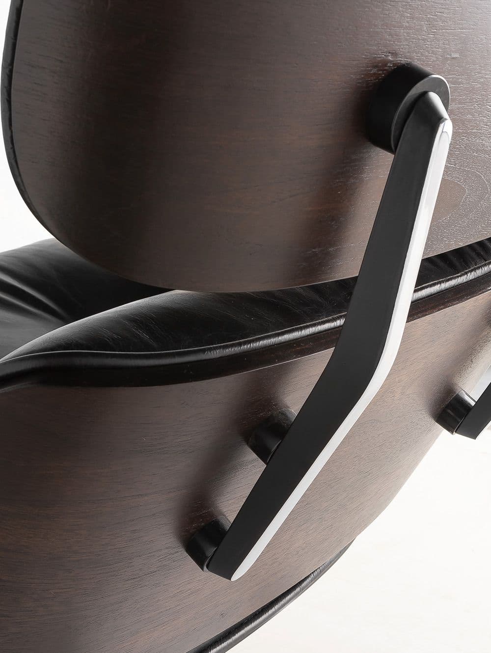 SILLON Y OTOMANA EAMES CUERO BLACK