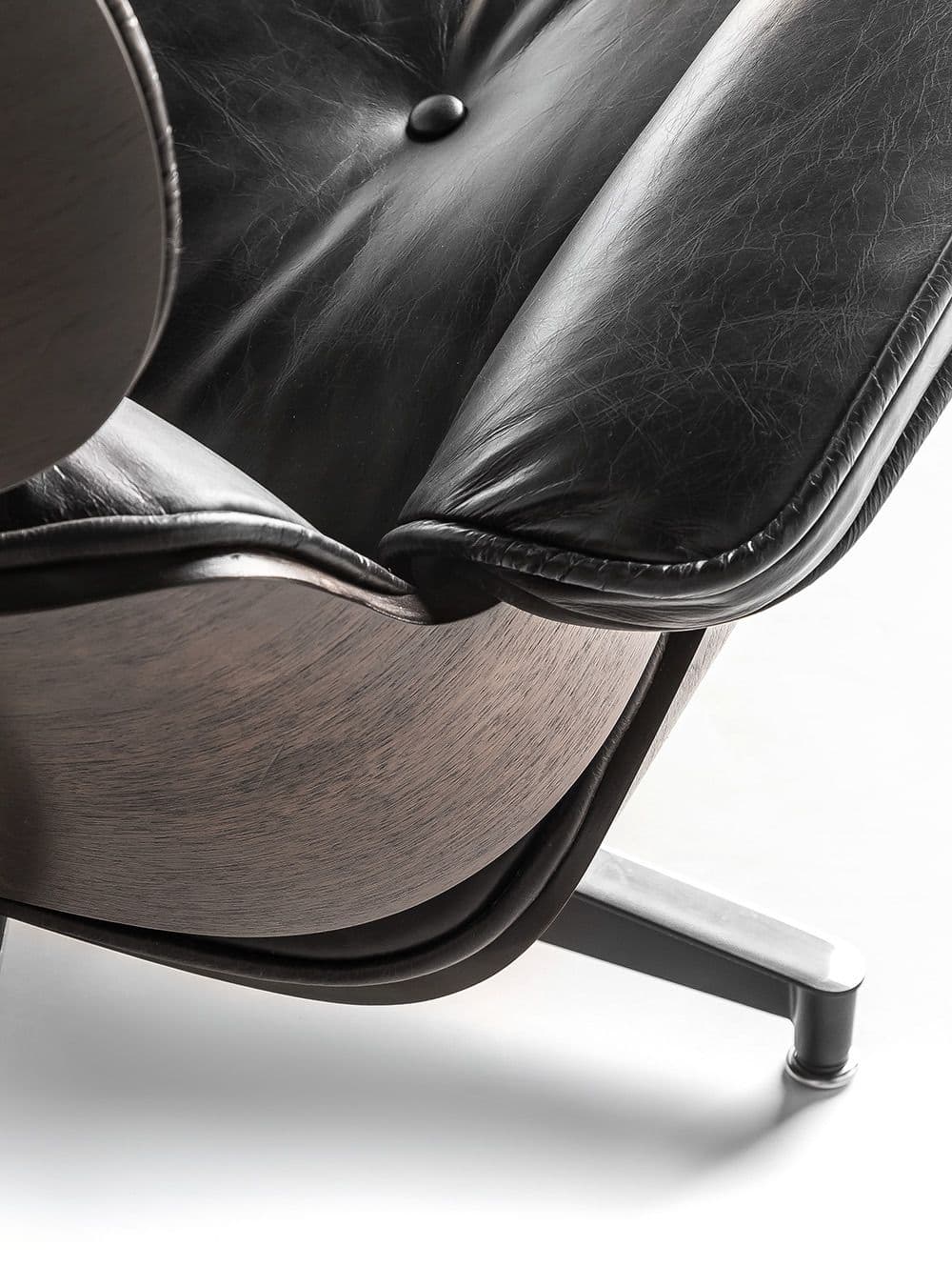 SILLON Y OTOMANA EAMES CUERO BLACK