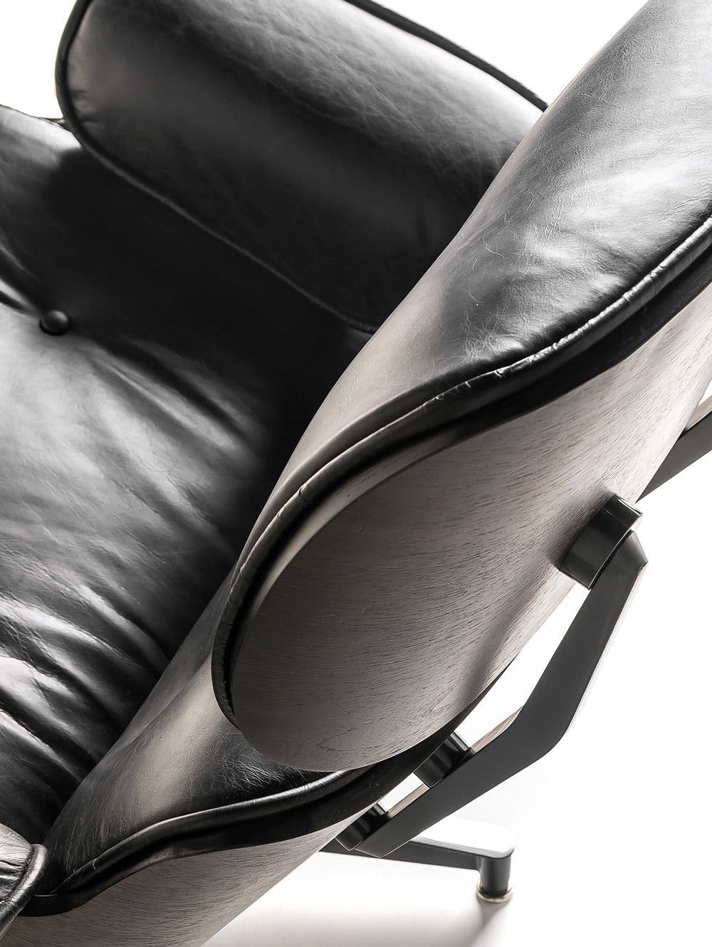 SILLON Y OTOMANA EAMES CUERO BLACK