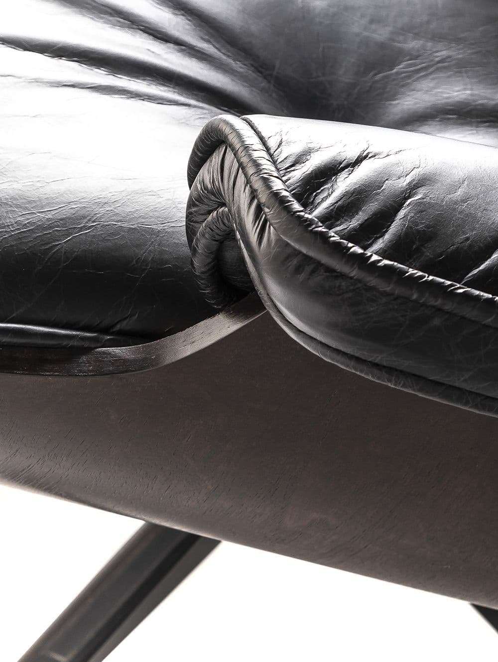SILLON Y OTOMANA EAMES CUERO BLACK