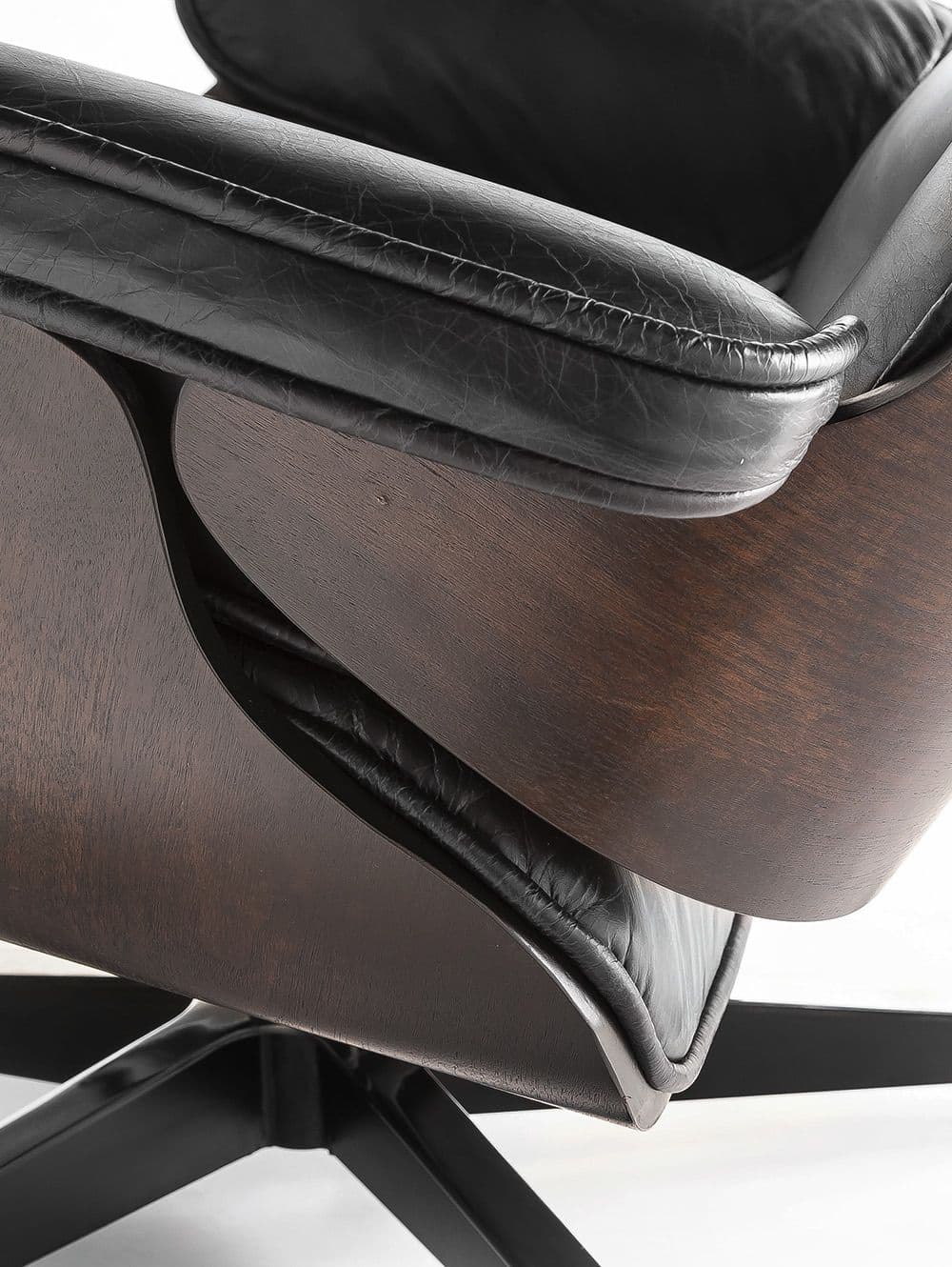 SILLON Y OTOMANA EAMES CUERO BLACK
